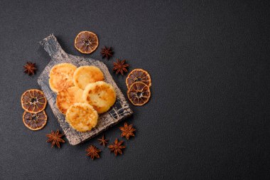 Seramik tabakta kuru üzüm ve tarçınlı lezzetli, taze peynirli krepler.