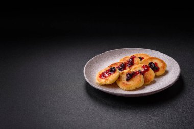 Seramik tabakta kuru üzüm ve tarçınlı lezzetli, taze peynirli krepler.