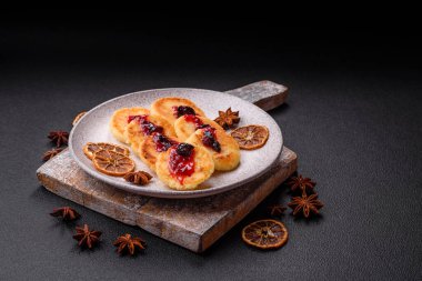 Seramik tabakta kuru üzüm ve tarçınlı lezzetli, taze peynirli krepler.