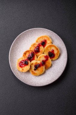 Seramik tabakta kuru üzüm ve tarçınlı lezzetli, taze peynirli krepler.