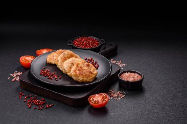 Lezzetli taze kıymalı balık pirzolası. Esmer arka planda baharatlar ve otlarla birlikte.