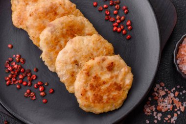 Lezzetli taze kıymalı balık pirzolası. Esmer arka planda baharatlar ve otlarla birlikte.