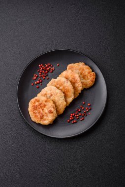 Lezzetli taze kıymalı balık pirzolası. Esmer arka planda baharatlar ve otlarla birlikte.