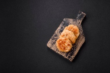 Lezzetli taze kıymalı balık pirzolası. Esmer arka planda baharatlar ve otlarla birlikte.