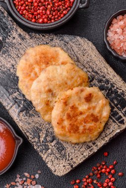 Lezzetli taze kıymalı balık pirzolası. Esmer arka planda baharatlar ve otlarla birlikte.