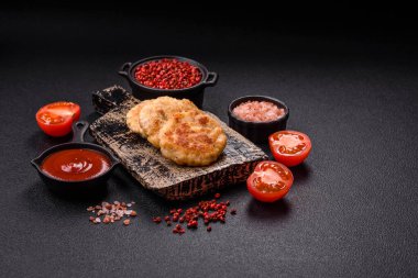 Lezzetli taze kıymalı balık pirzolası. Esmer arka planda baharatlar ve otlarla birlikte.