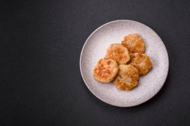 Lezzetli taze kıymalı balık pirzolası. Esmer arka planda baharatlar ve otlarla birlikte.