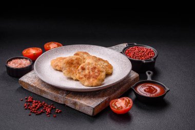 Lezzetli taze kıymalı balık pirzolası. Esmer arka planda baharatlar ve otlarla birlikte.