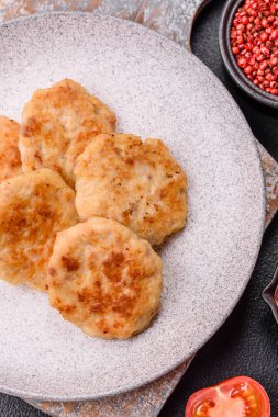 Lezzetli taze kıymalı balık pirzolası. Esmer arka planda baharatlar ve otlarla birlikte.