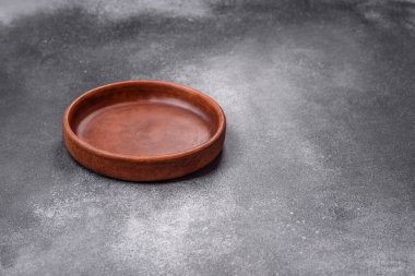 Koyu dokulu arka planda boş seramik tabak. Aile yemeği için mutfak gereçleri hazırlıyorum.