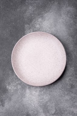 Koyu dokulu arka planda boş seramik tabak. Aile yemeği için mutfak gereçleri hazırlıyorum.