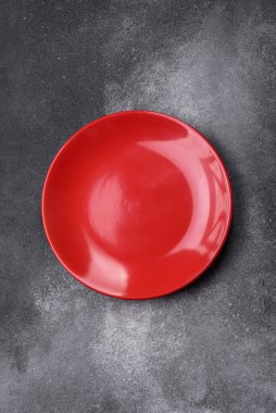 Koyu dokulu arka planda boş seramik tabak. Aile yemeği için mutfak gereçleri hazırlıyorum.