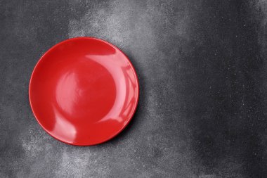 Koyu dokulu arka planda boş seramik tabak. Aile yemeği için mutfak gereçleri hazırlıyorum.