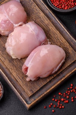 Koyu beton bir masada baharat ve otlarla taze tavuk filetosu. Et yemekleri için hazırlık.