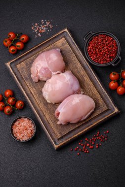 Koyu beton bir masada baharat ve otlarla taze tavuk filetosu. Et yemekleri için hazırlık.