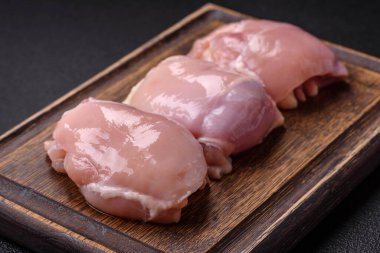 Koyu beton bir masada baharat ve otlarla taze tavuk filetosu. Et yemekleri için hazırlık.