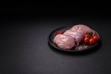 Koyu beton bir masada baharat ve otlarla taze tavuk filetosu. Et yemekleri için hazırlık.