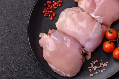 Koyu beton bir masada baharat ve otlarla taze tavuk filetosu. Et yemekleri için hazırlık.