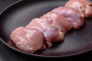 Koyu beton bir masada baharat ve otlarla taze tavuk filetosu. Et yemekleri için hazırlık.