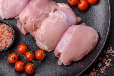 Koyu beton bir masada baharat ve otlarla taze tavuk filetosu. Et yemekleri için hazırlık.