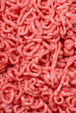 Koyu beton arka planda tuzlu ve baharatlı taze çiğ et.