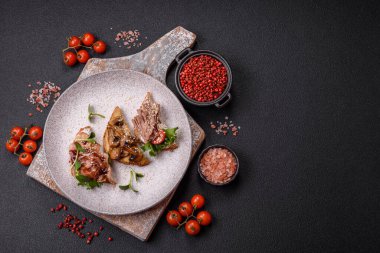 Koyu beton bir zemin üzerinde jambon, mantar ve dana eti, domates ve mikroçerez içeren çeşitli tostlar veya bruschetta çeşitleri