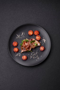 Koyu beton bir zemin üzerinde jambon, mantar ve dana eti, domates ve mikroçerez içeren çeşitli tostlar veya bruschetta çeşitleri