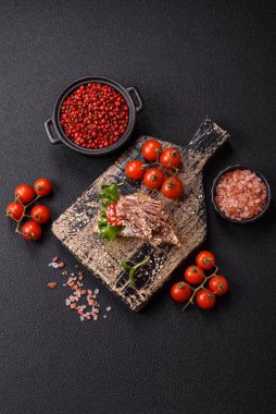 Koyu beton bir zemin üzerinde jambon, mantar ve dana eti, domates ve mikroçerez içeren çeşitli tostlar veya bruschetta çeşitleri