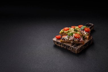 Çıtır sandviç ya da guacamole, ton balığı ve keten tohumlu bruschetta. Lezzetli sağlıklı vejetaryen yemeği