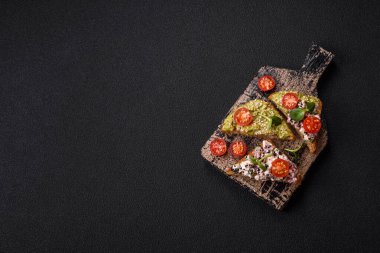 Çıtır sandviç ya da guacamole, ton balığı ve keten tohumlu bruschetta. Lezzetli sağlıklı vejetaryen yemeği