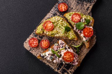 Çıtır sandviç ya da guacamole, ton balığı ve keten tohumlu bruschetta. Lezzetli sağlıklı vejetaryen yemeği