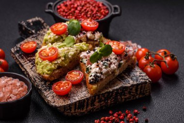 Çıtır sandviç ya da guacamole, ton balığı ve keten tohumlu bruschetta. Lezzetli sağlıklı vejetaryen yemeği