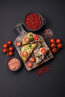 Çıtır sandviç ya da guacamole, ton balığı ve keten tohumlu bruschetta. Lezzetli sağlıklı vejetaryen yemeği