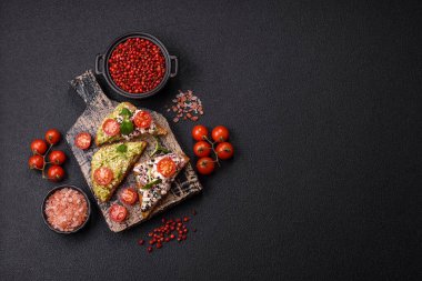 Çıtır sandviç ya da guacamole, ton balığı ve keten tohumlu bruschetta. Lezzetli sağlıklı vejetaryen yemeği