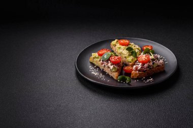 Çıtır sandviç ya da guacamole, ton balığı ve keten tohumlu bruschetta. Lezzetli sağlıklı vejetaryen yemeği