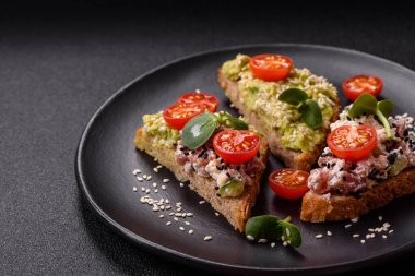 Çıtır sandviç ya da guacamole, ton balığı ve keten tohumlu bruschetta. Lezzetli sağlıklı vejetaryen yemeği