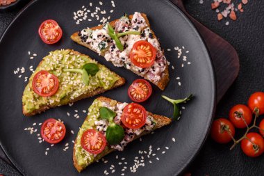 Çıtır sandviç ya da guacamole, ton balığı ve keten tohumlu bruschetta. Lezzetli sağlıklı vejetaryen yemeği