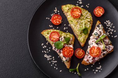 Çıtır sandviç ya da guacamole, ton balığı ve keten tohumlu bruschetta. Lezzetli sağlıklı vejetaryen yemeği