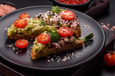 Çıtır sandviç ya da guacamole, ton balığı ve keten tohumlu bruschetta. Lezzetli sağlıklı vejetaryen yemeği