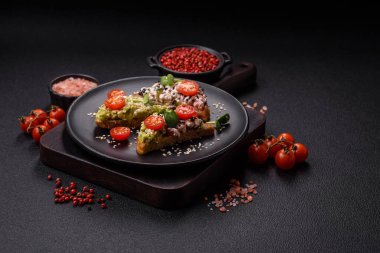 Çıtır sandviç ya da guacamole, ton balığı ve keten tohumlu bruschetta. Lezzetli sağlıklı vejetaryen yemeği