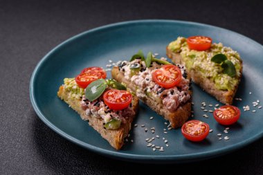 Çıtır sandviç ya da guacamole, ton balığı ve keten tohumlu bruschetta. Lezzetli sağlıklı vejetaryen yemeği