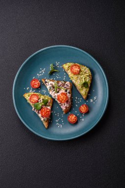 Çıtır sandviç ya da guacamole, ton balığı ve keten tohumlu bruschetta. Lezzetli sağlıklı vejetaryen yemeği