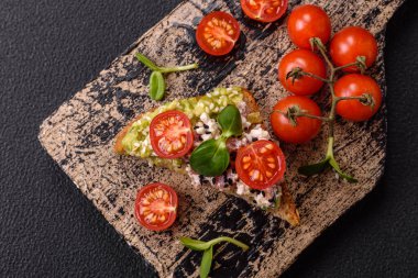 Çıtır sandviç ya da guacamole, ton balığı ve keten tohumlu bruschetta. Lezzetli sağlıklı vejetaryen yemeği