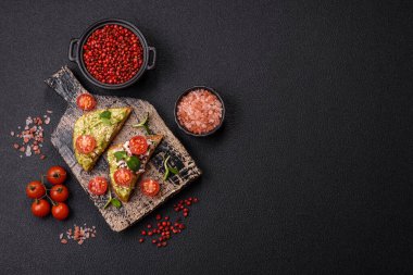 Çıtır sandviç ya da guacamole, ton balığı ve keten tohumlu bruschetta. Lezzetli sağlıklı vejetaryen yemeği