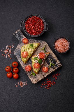 Çıtır sandviç ya da guacamole, ton balığı ve keten tohumlu bruschetta. Lezzetli sağlıklı vejetaryen yemeği
