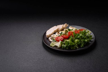 Tavuk göğsü, yumurta, domates ve salatayla dolu bir kasede taze sezar salatası.