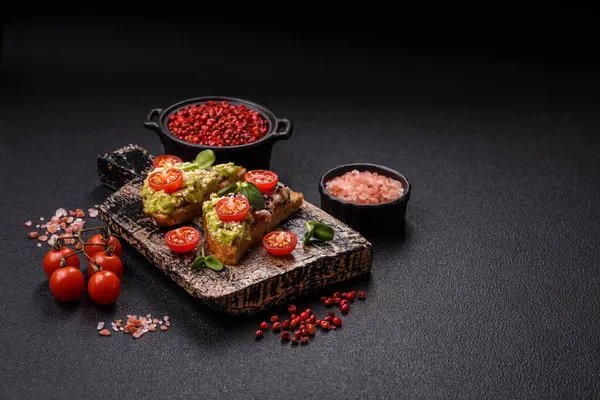 Çıtır sandviç ya da guacamole, ton balığı ve keten tohumlu bruschetta. Lezzetli sağlıklı vejetaryen yemeği