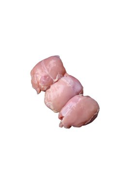 Koyu beton bir masada baharat ve otlarla taze tavuk filetosu. Et yemekleri için hazırlık.