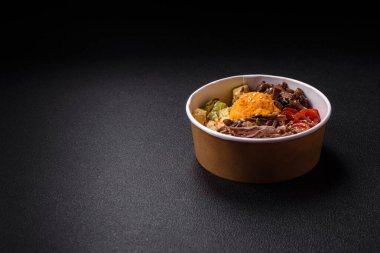 Bir kase sığır eti, bulgur, domates, mantar, kabak ve sos. Vejetaryen yemeği