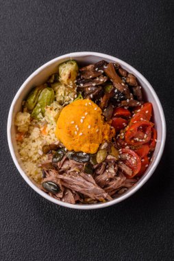 Bir kase sığır eti, bulgur, domates, mantar, kabak ve sos. Vejetaryen yemeği